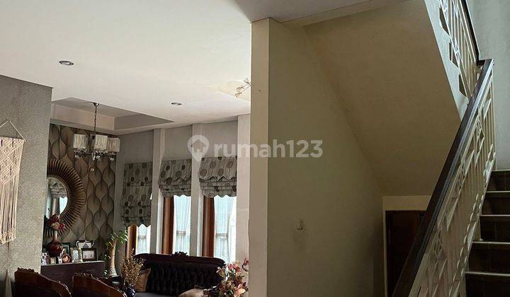 Rumah mewah 3 lantai siap huni dijual cepat  2