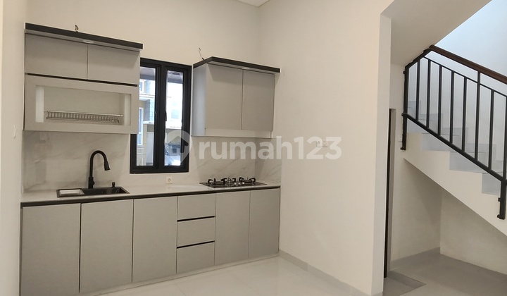 Rumah Cantik Modern Minimalis 3 Lantai Lokasi Bagus 2