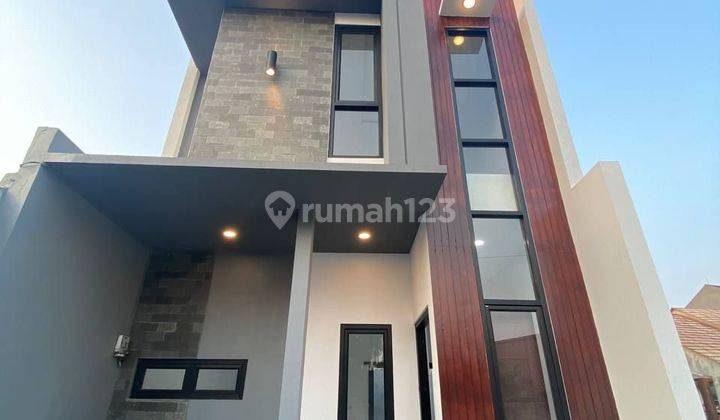 Rumah tropis modern selangkah dari jalan utama jatiwaringin 1