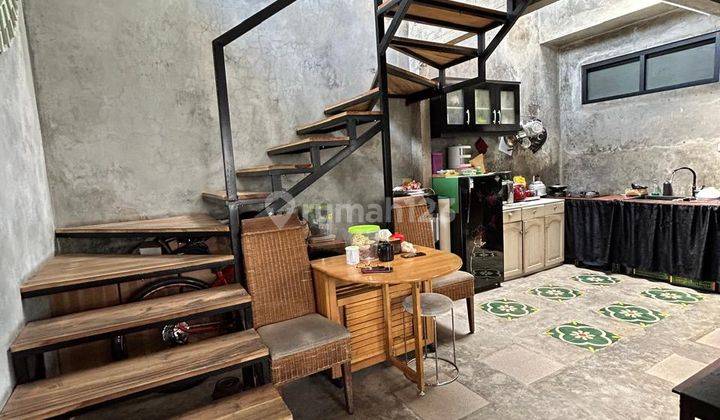 Rumah Dijual 2 Lantai Gaya Industrial di Sayap Dago 2