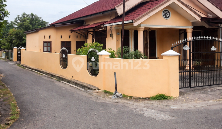 Rumah Hook di Medan Johor 4 Kamar Tidur Lokasi Strategis di Pusat Kota, Dekat dengan Pusat Kota Medan