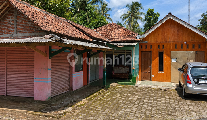 House for Sale + 2 Kiosks (Land Area 429 M²) - On Purworejo Main Road House for Sale + 2 Kiosks (Land Area 429 M²) - On Purworejo Main Road