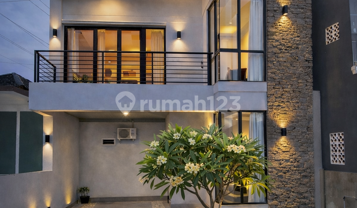 Luxury House in Panakkukang Makassar, New House with Rooftop, Strategic Location in the City Center