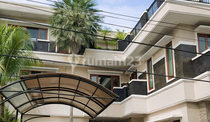 Rumah Mewah 3 Lantai di Tanjung Duren Jakarta Barat Ada Kolam Renang dan Juga Gym Pribadi Dekat dengan Mall Central Park