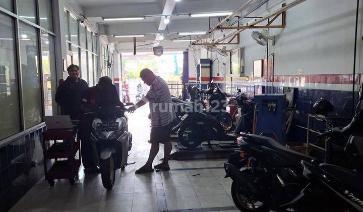 Dijual Showroom Motor Lokasi Strategis di Jalan Utama Kembangan 1