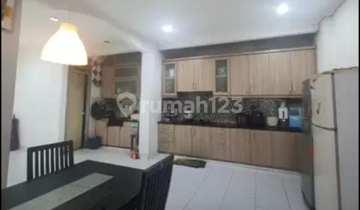 Rumah Murah 2 1/2 Lantai Rapi 8x15m² Taman Palem Lestari