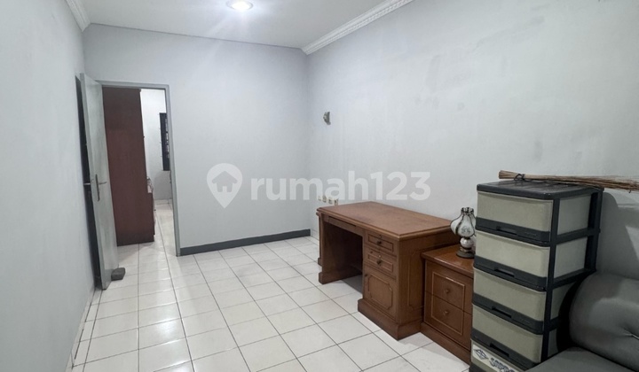 3-Story Shophouse Very Strategic Location on the Main Roadside in Cengkareng, Cendrawasih 2