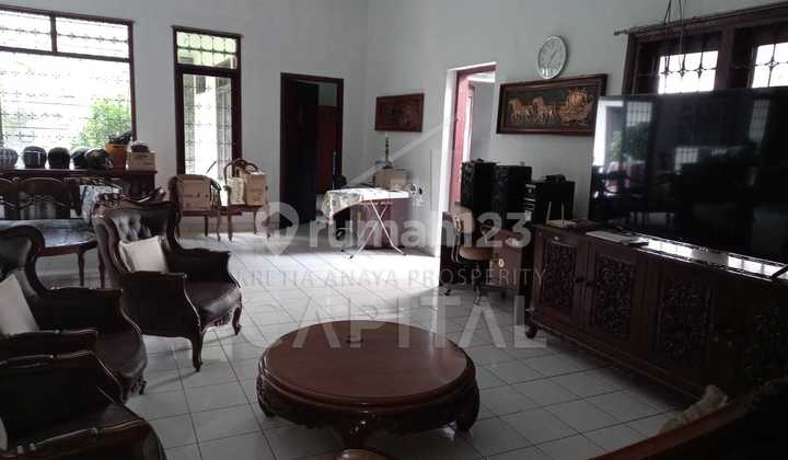 Rumah Lama Terawat dengan Suasana Asri di Sayap Riau Bandung 2