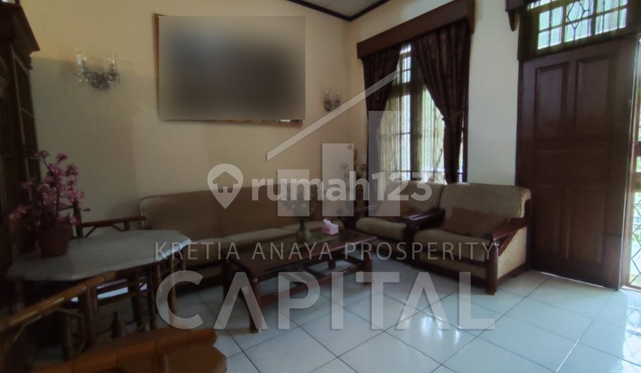 Rumah Asri Untuk Keluarga Besar di Setra Duta 