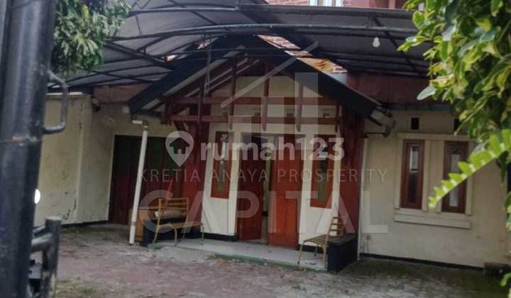 Ready-to-occupy House with Large Yard on Jalan Sarijadi, Bandung