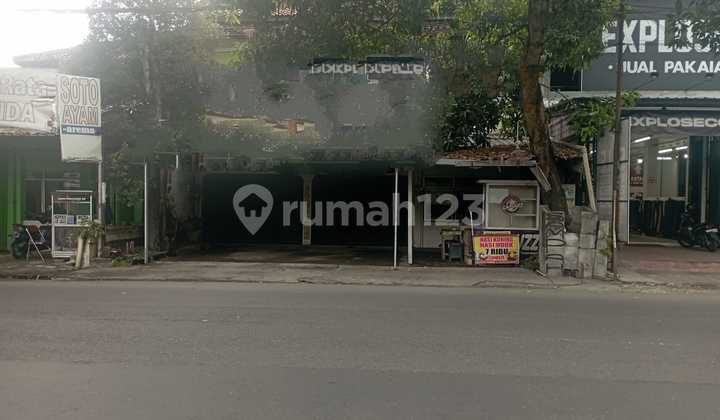 Two-story shophouse located on Jalan Parangtritis KM 6, Panggungharjo, Sewon, Bantul.