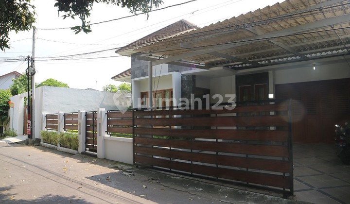 LUXURY HOUSE WITH SWIMMING POOL NEAR UGM CAMPUS, ON PANDEGA SIH STREET, SLEMAN