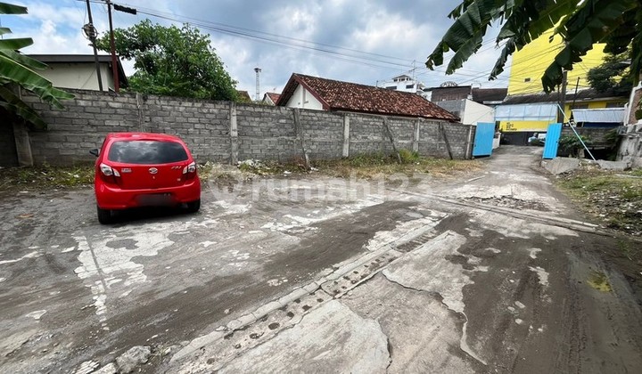 Disewakan Ruko 2 Lantai Dengan Area Parkir Luas Di Jalan Utama Magelang.