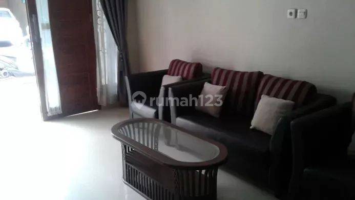 ruang tamu rumah furnished di quantum residence,