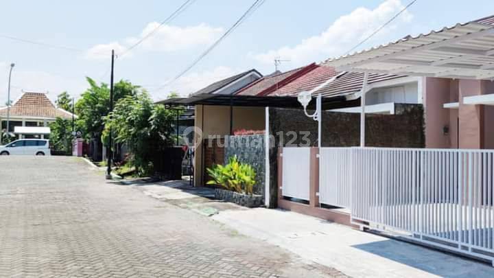 Rumah Minimalus Di Alam Citra Jl. Parangtritis Dekat Kampus ISI 1