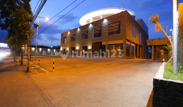 Mini Mall di Jl. Magelang - Jogja KM 14, Palbapang, Kabupaten Magelang, Jawa Tengah