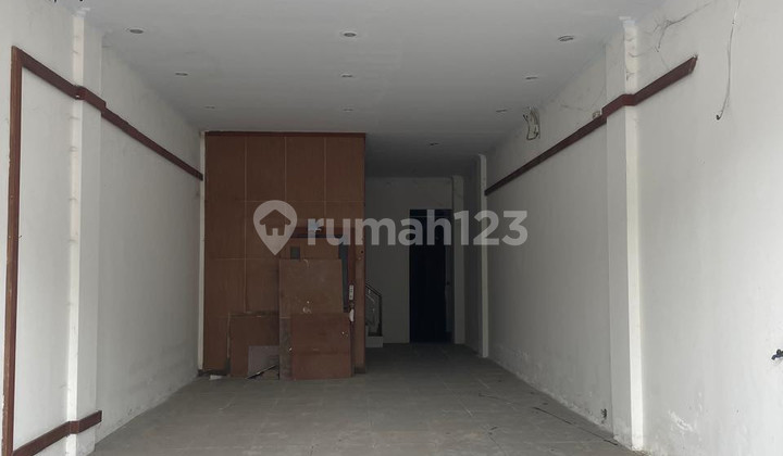 For Rent Strategic 3-Storey Shop House in North Ring Road Yogyakarta - Suitable for Business 2