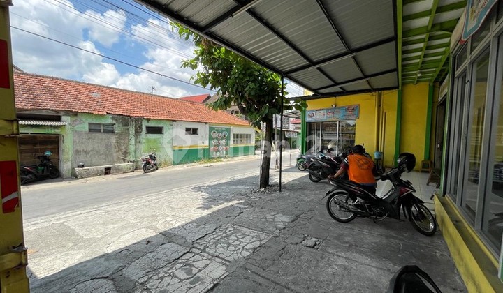 Strategic Business Space on Jl. Kaliurang Km 5 Near UGM Campus