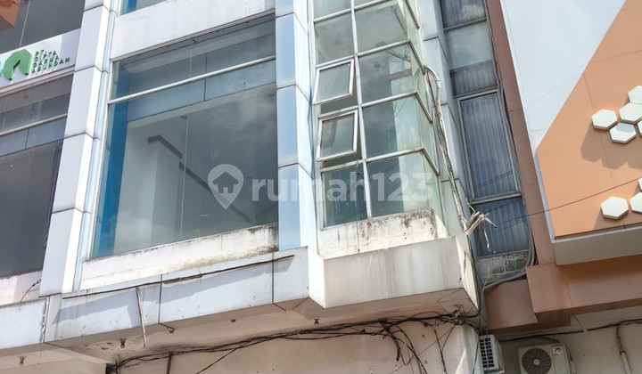 For Rent Strategic 3-Storey Shop House in North Ring Road Yogyakarta - Suitable for Business 1