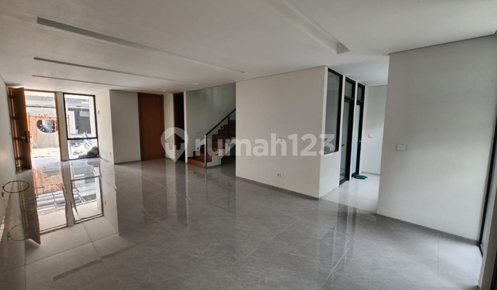 rumah minimalis nyaman 3 lantai lokasi di setra duta 2