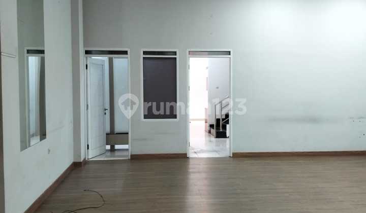 Strategic Business Space with Extensive Parking in Sukajadi