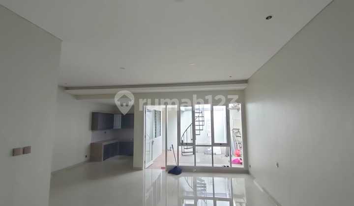 Rumah Minimalis Modern di Taman Holis Indah