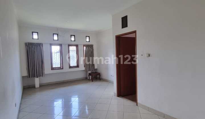 Rumah Hommy Nyaman Bagus Terawat di Setra Duta 2