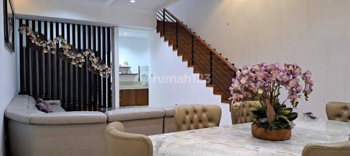 Rumah Modern 2 Lantai di Singgasana Pradana 1