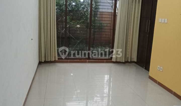 Rumah Modern Nyaman di Dalam Komplek Dekat Upi 2