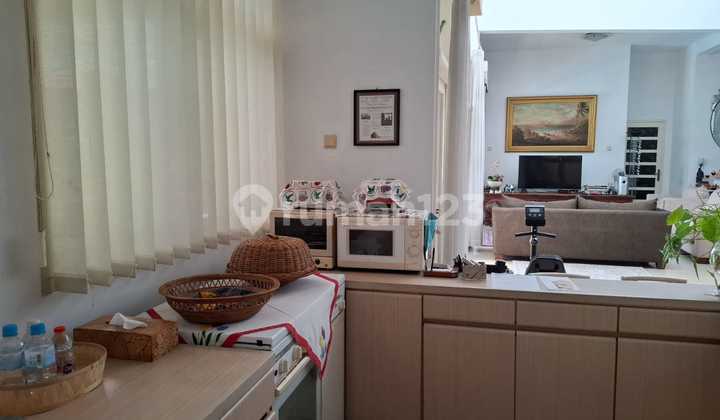 Old Money Luxurious House Location in Cipaku Indah