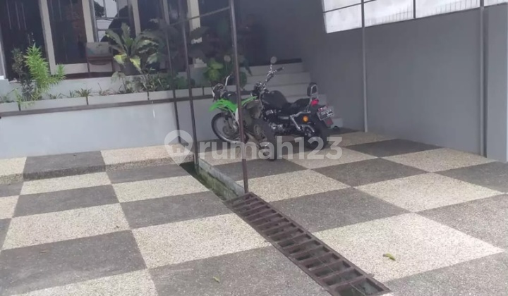 House by the Road with Fish Pond and Garden in Bayongbong, Garut.