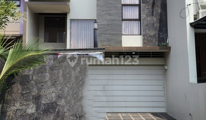 Rumah Cantik Semi Furnish Siap Huni Kawasan Elit Setraduta 2