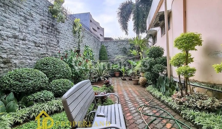 Dijual murah rumah bagus dengan taman luas at Simprug Garden Jaksel 9