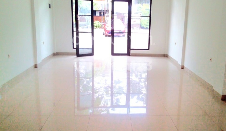 2 1/2 Story Shop House in Jagakarsa, South Jakarta