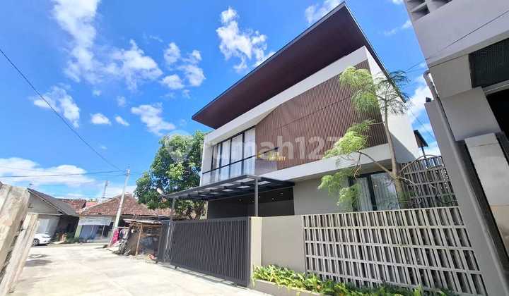 Luxury House Fully Furnished 5 Minutes from Maguwoharjo Toll Exit 2