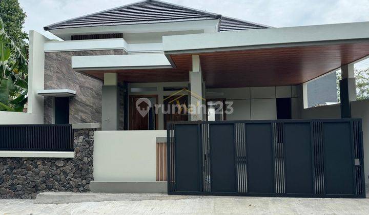 RUMAH SIAP HUNI, MODERN, 10 MENIT KE KAMPUS UII JOGJA DI NGAGLIK 1