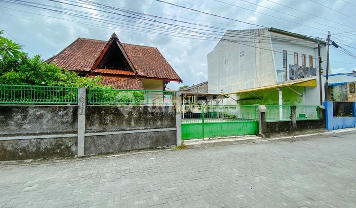 RUMAH 2 LANTAI TANAH LUAS,  HANYA 4 MENIT DARI MALL MALIOBORO 2
