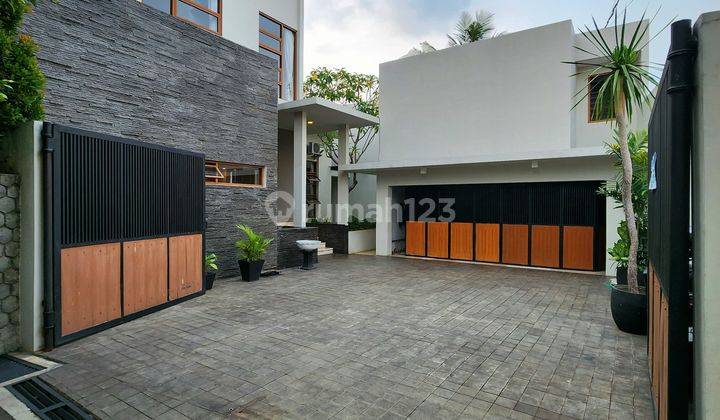 Modern Tropical House With Private Pool Dalam Komplek One Gate  1