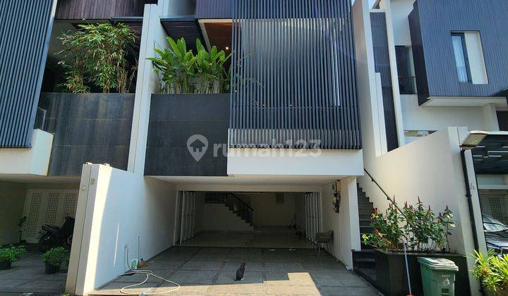 Modern House 3 Lantai With Pool Dalam Townhouse Belakang Citos  1