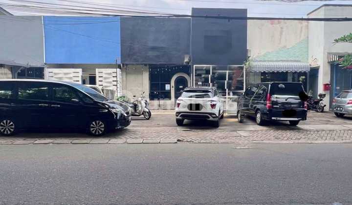 Area komersil pinggir jalan raya di kebayoran baru 