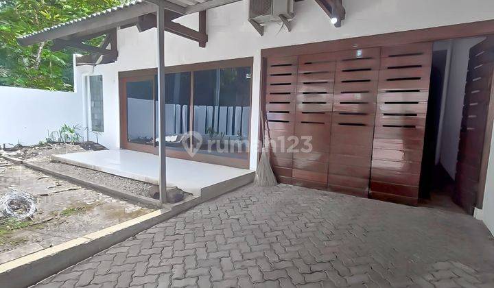 Rumah Terawat 2 Lantai Lokasi Strategis Lingkungan Tenang  1