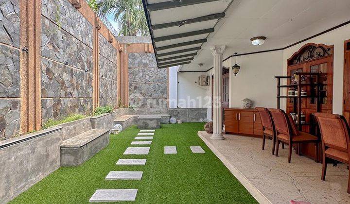 Rumah Bagus Classic Style Terawat Siap Huni di Simprug Golf  1