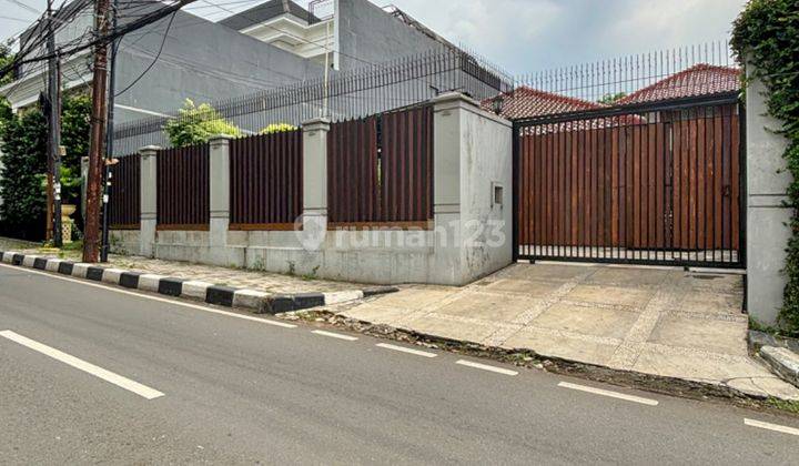 Rumah Bagus 1,5 Lantai With Private Pool di Prime Area Menteng  2