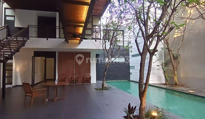 Rumah 2 Lantai Bagus Konsep Tropikal Modern , Shm Lokasi Tenang  1