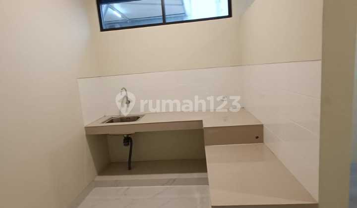 Modern 2-Story Residence in Singgasana Pradana, Quiet Location, Complete Facilities 2