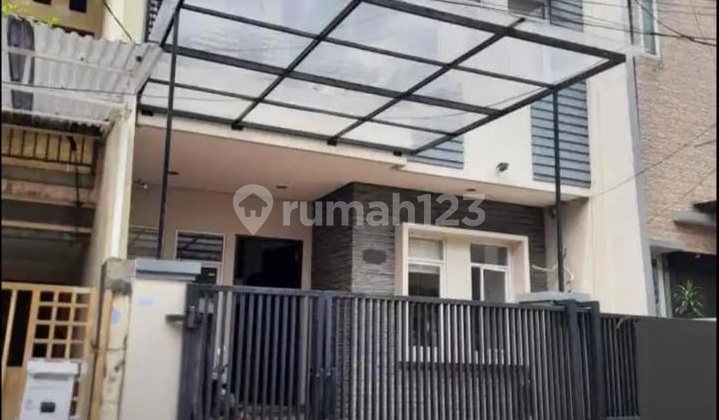 Rumah Tama Ratu 3 Lantai Siap Huni Langsung Jalan Raya