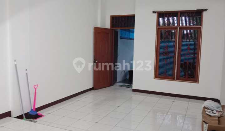 Sewa Rumah 3 Lantai di Jelambar Wijaya Kusuma Jakabar