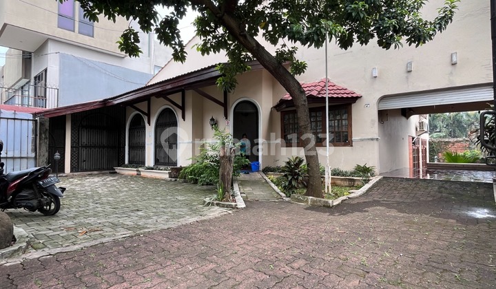 Rumah 2 Setengah Lantai Semi Furnish di Cilandak Jakarta Selatan