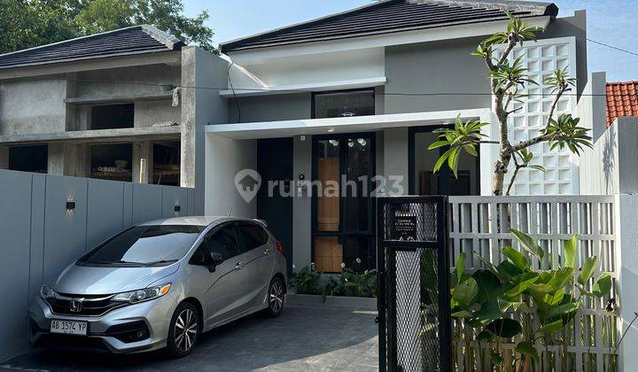 Rumah Desain Modern, 10 Menit Ke Kampus Uty Jogja Di Godean, Sleman 1