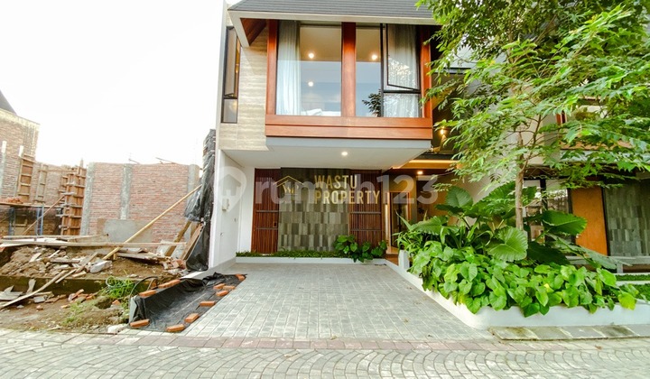 Elegant Luxury House Inside Ring Road Near Transmart Maguwoharjo Elegant Luxury House Inside Ring Road Near Transmart Maguwoharjo